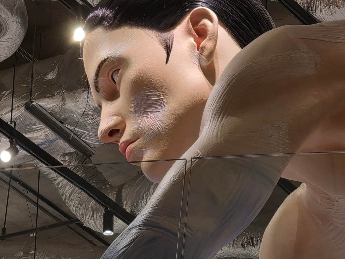 Détail du visage d’une sculpture figurative.