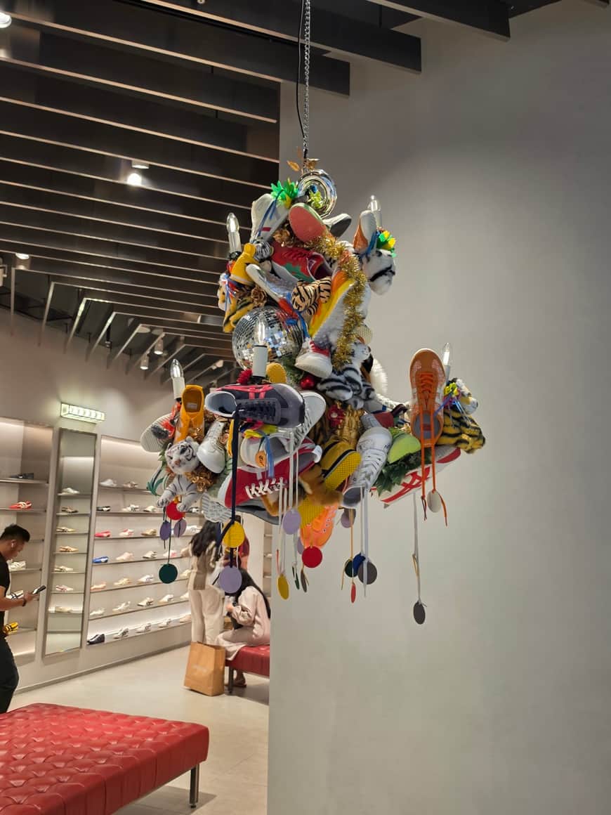 Groupe d’objets décoratifs suspendus dans un espace commercial.