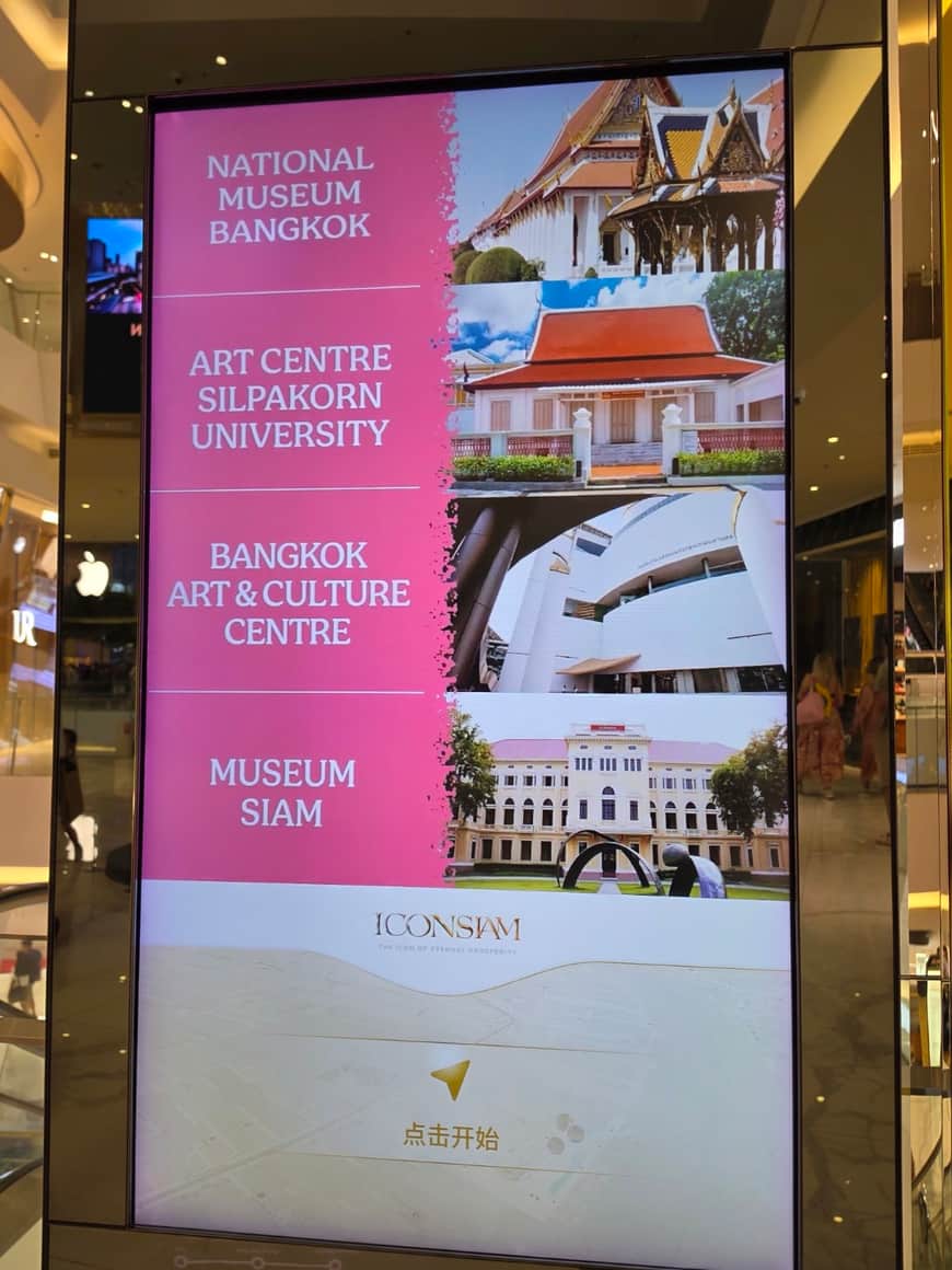 Panneau numérique présentant des images de musées et de lieux culturels.
