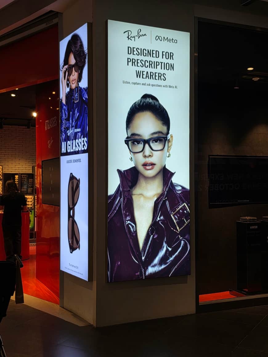 Portrait publicitaire de lunettes sur un panneau lumineux.