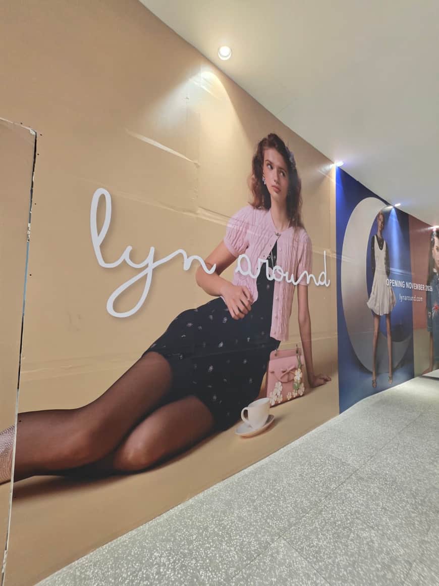 Autre vue d’une affiche de mode montrant une figure allongée.