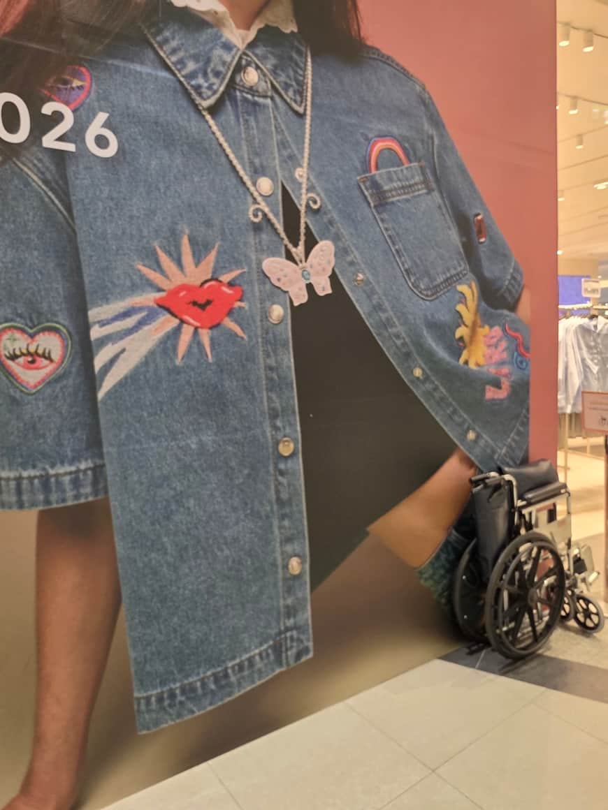 Veste en denim ornée de broderies dans une vitrine.