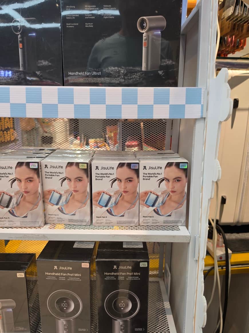 Machines de laverie sous une publicité pour des soins de la peau.