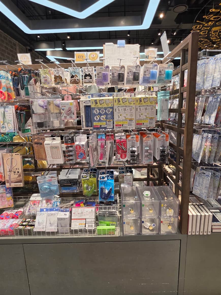 Présentoir de produits imprimés dans une boutique.