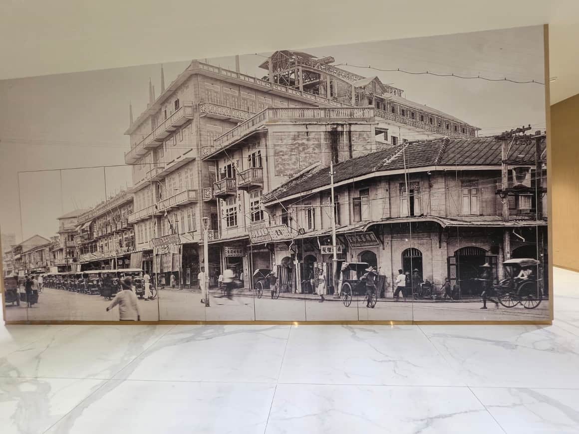 Reproduction d’une rue ancienne en noir et blanc, exposée dans un couloir.