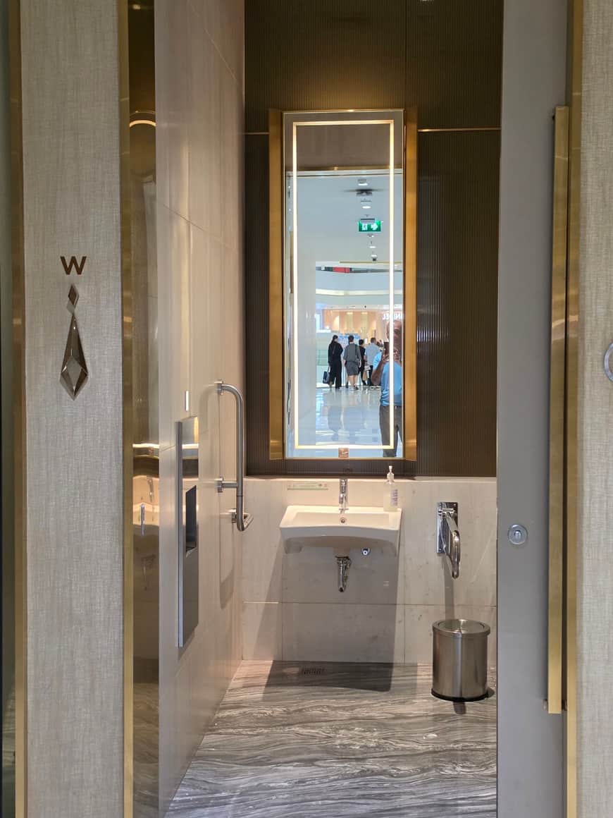 Couloir clair et porte ouverte, vus depuis un espace intérieur.