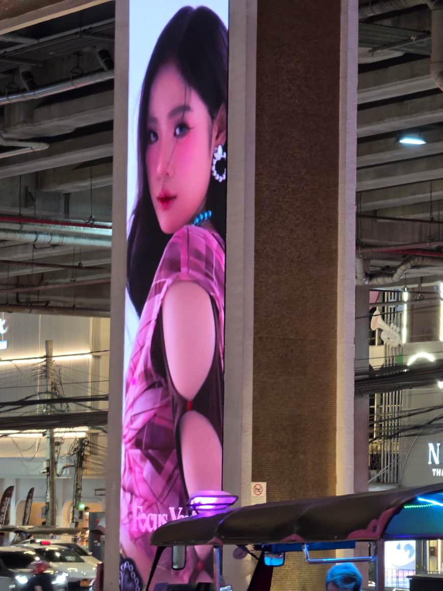 Grande affiche publicitaire montrant le portrait d’une femme.