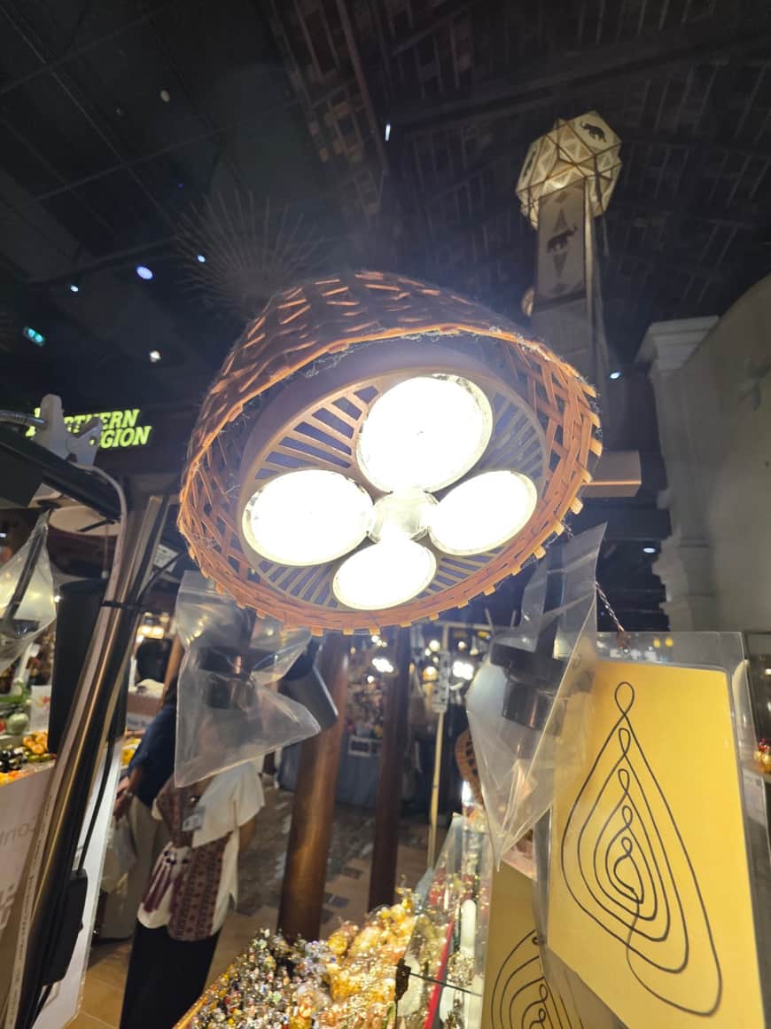 Suspension lumineuse et éléments décoratifs sous le plafond d’un commerce.