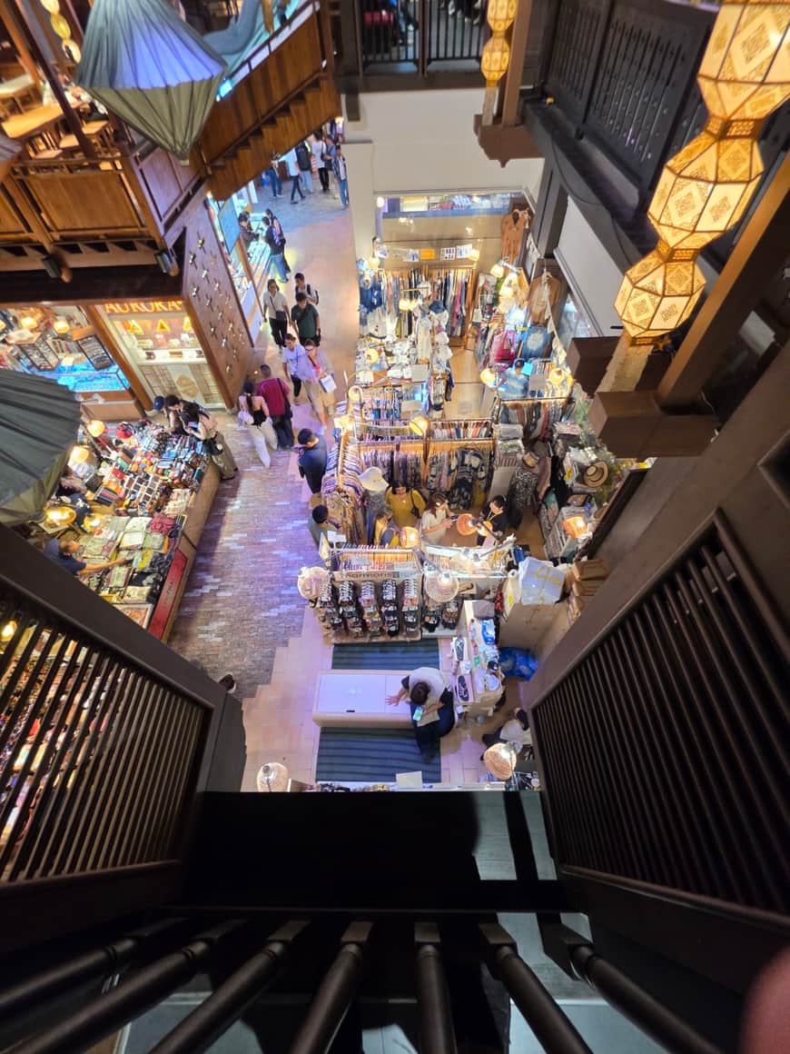 Escalator descendant vers un passage commercial.
