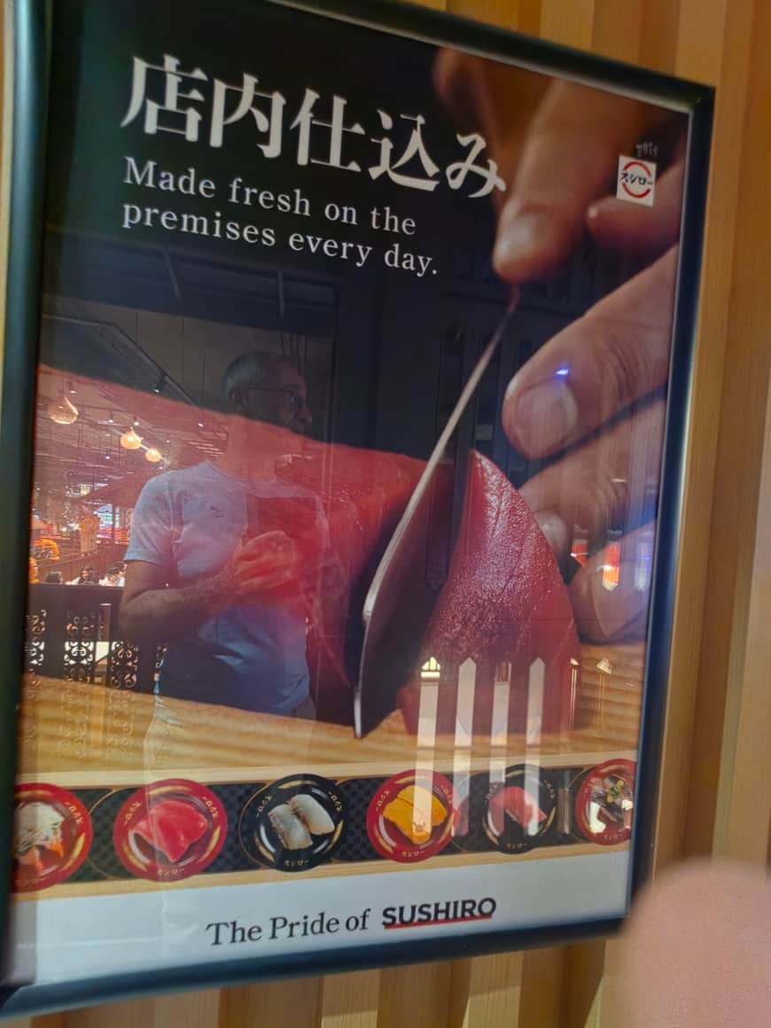 Affiche commerciale de cuisine avec du texte japonais et anglais.
