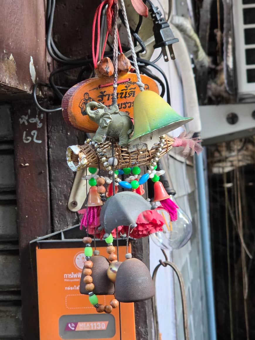 Objets et breloques suspendus à l’entrée d’un commerce.