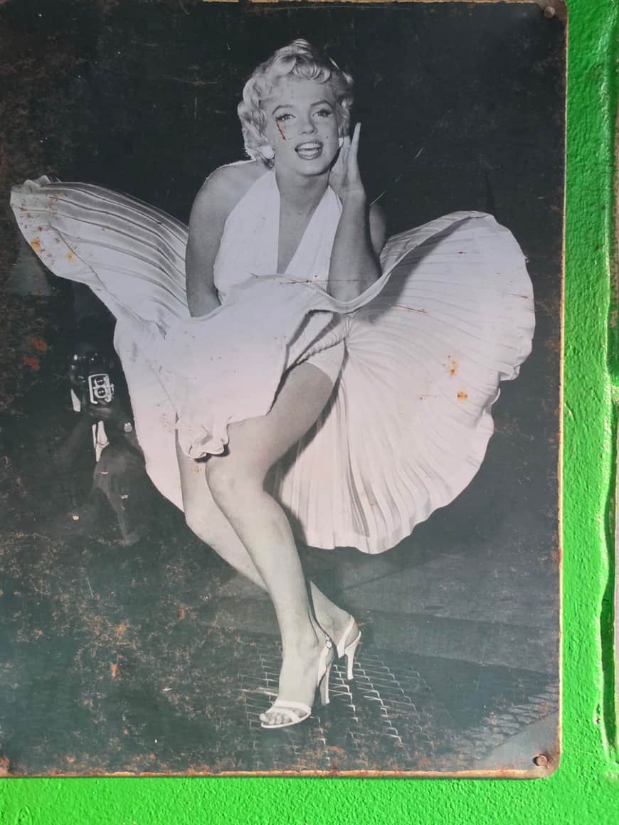 Photographie encadrée d’une figure en robe blanche.