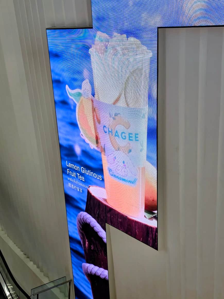 Écran vertical montrant une publicité illustrée.