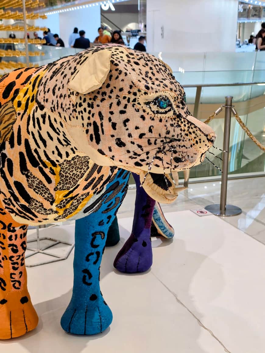Sculpture de tigre à motifs, dans un espace d’exposition.