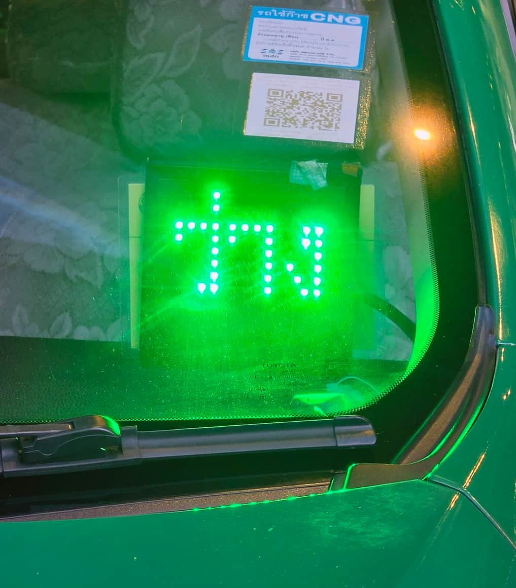 Affichage vert lumineux photographié à travers une vitre.