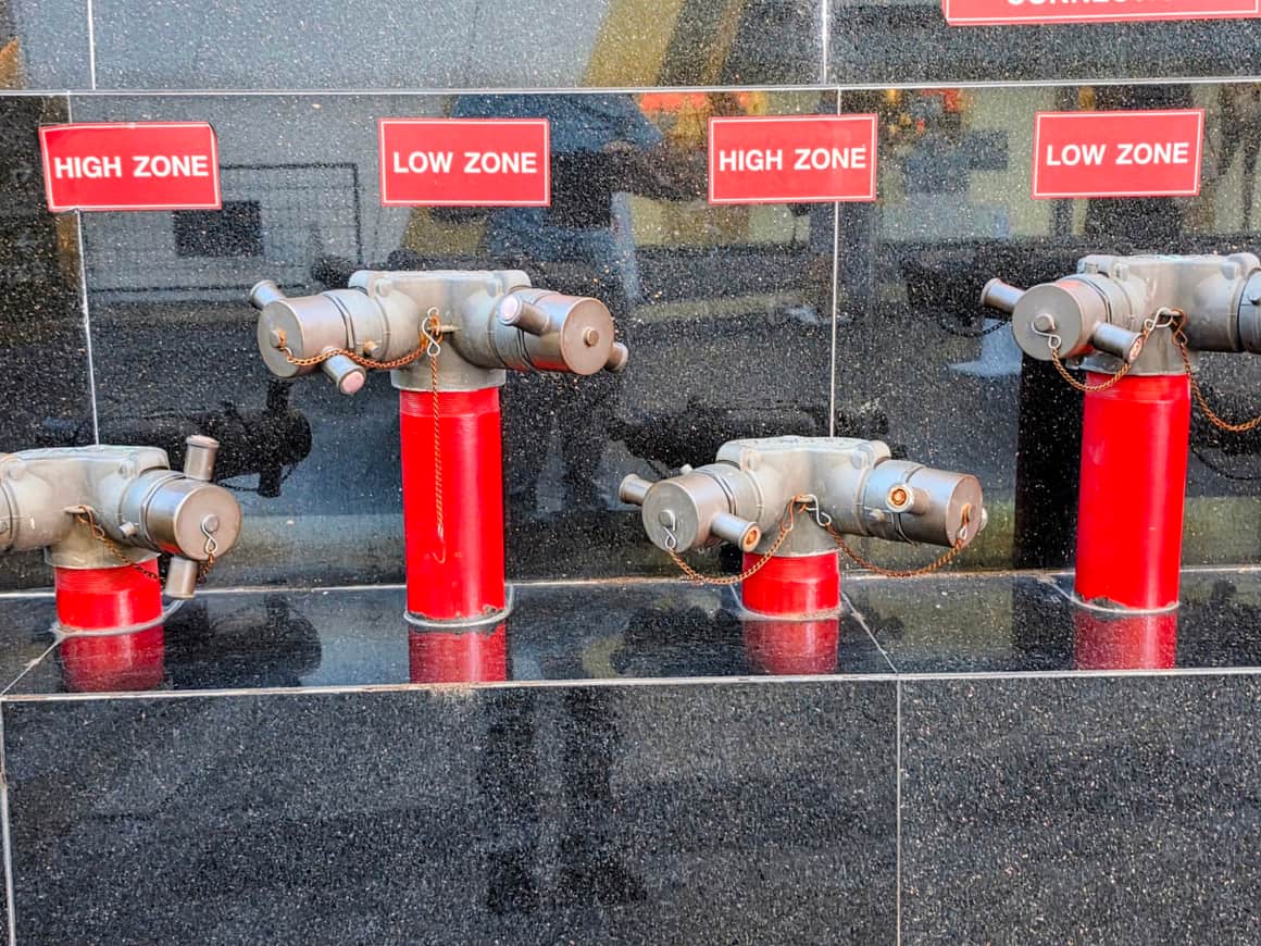 Petites figures exposées sur des socles rouges, sous les mentions « HIGH ZONE » et « LOW ZONE ».