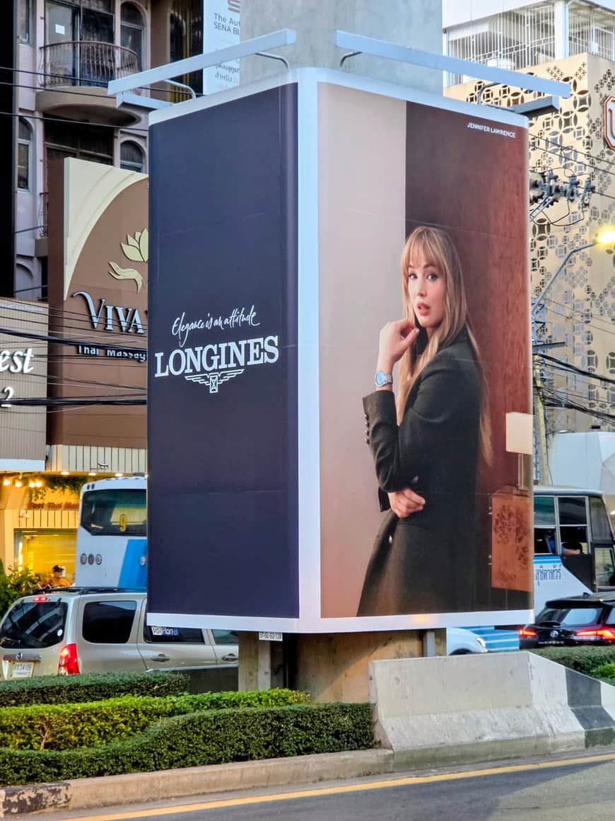 Panneau publicitaire Longines portant le portrait d’une femme.