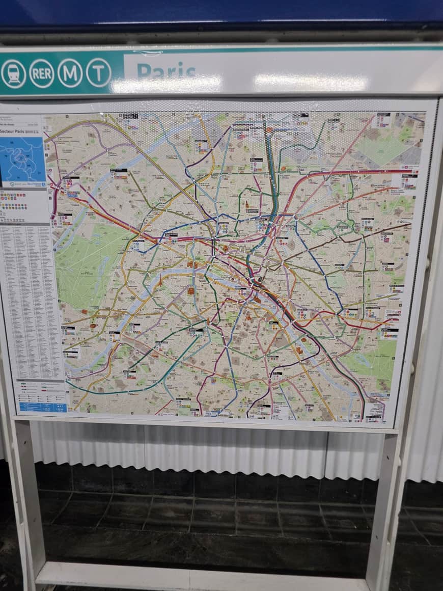 Plan du métro et du réseau ferré parisien photographié sur son support en station