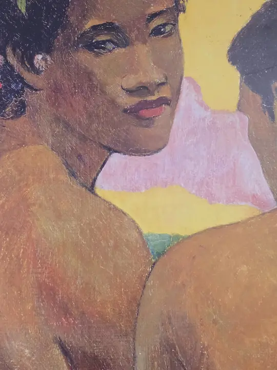 Détail d’une peinture montrant une femme regardant par-dessus son épaule sur un fond jaune et rose
