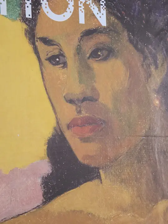 Détail d’un portrait peint sur fond jaune, partiellement recouvert en haut par de grandes lettres blanches