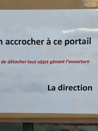 Fragment d’une consigne imprimée mentionnant un portail et l’ouverture.
