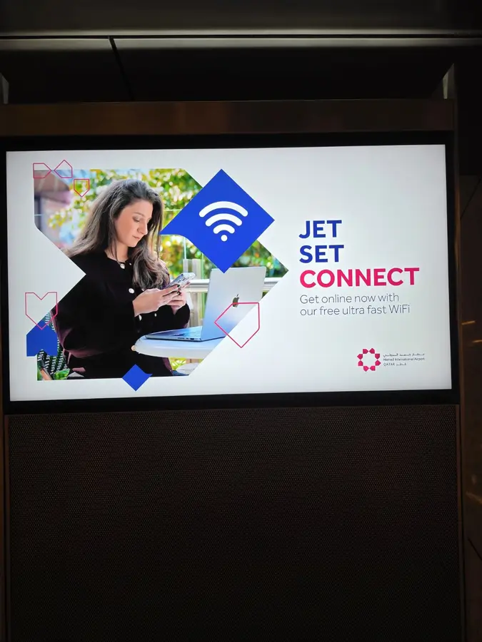 Écran publicitaire Jet Set Connect proposant une connexion Wi-Fi gratuite dans l’aéroport.