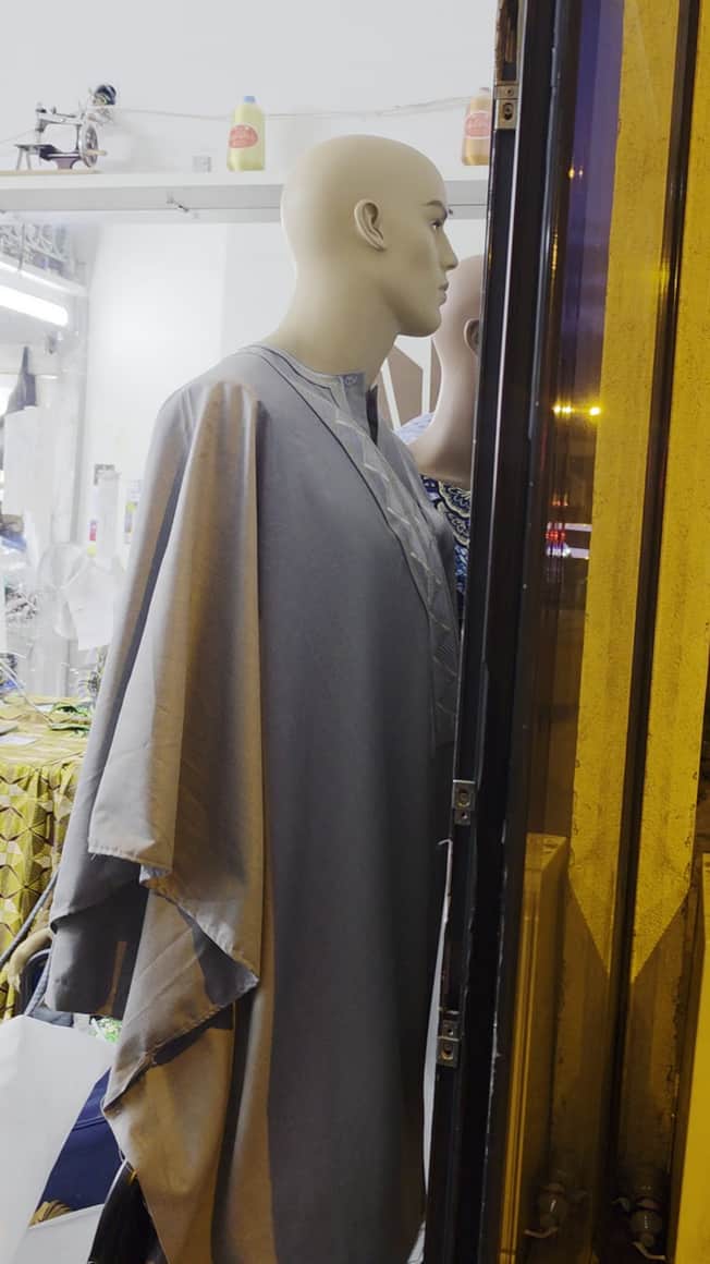 Mannequin de vitrine tourné vers la rue
