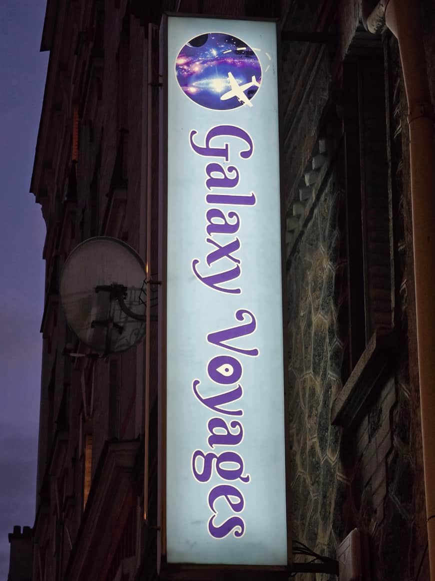Enseigne lumineuse Galaxy Voyages dans la nuit