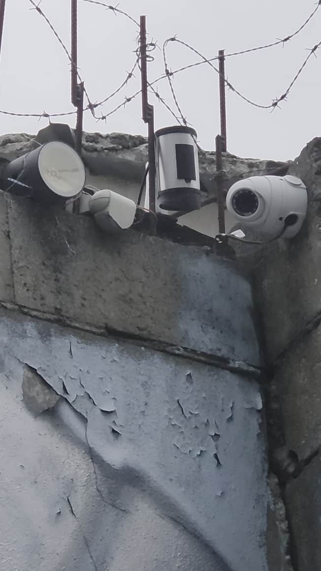 Caméras fixées au sommet d’un mur urbain