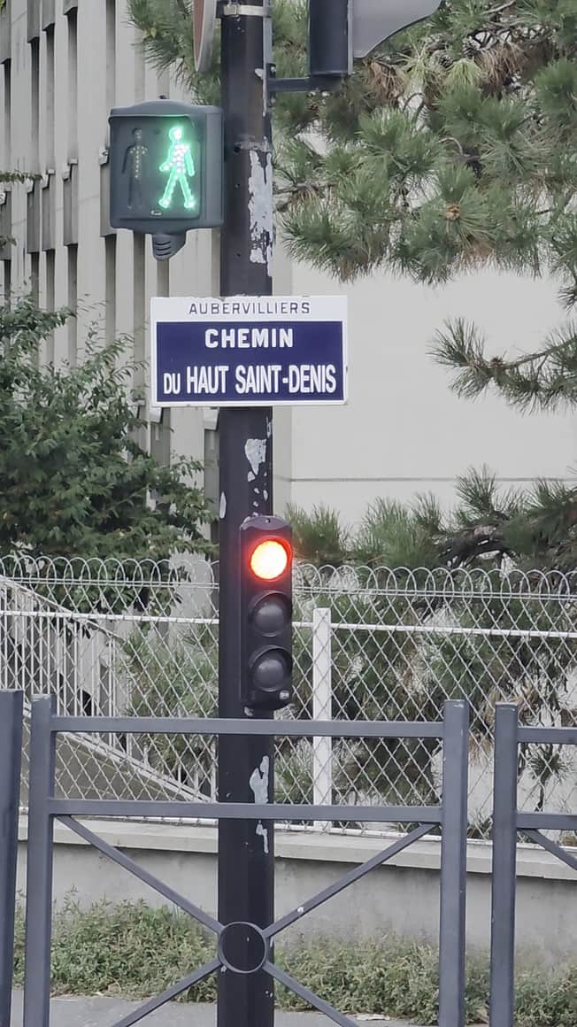 Feu piéton vert au-dessus d’un feu rouge, près du chemin du Haut-Saint-Denis