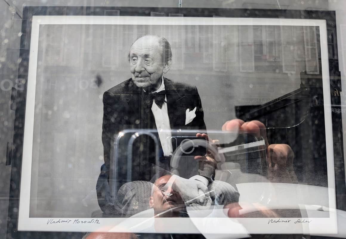 Portrait en noir et blanc de Vladimir Horowitz par Vladimir Sichov, photographié à travers une vitrine rue de Miromesnil.